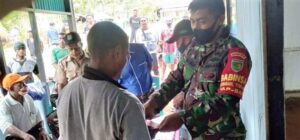 Danramil Yapen Barat Bantu Salurkan BLT dan Masker Gratis