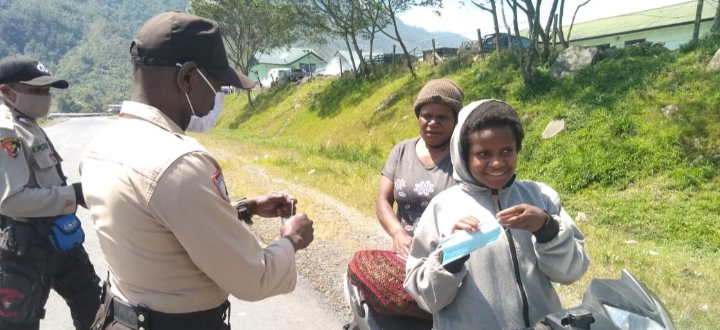 Polres Puncak Jaya Beri Imbauan dan Bagi-bagi Masker Gratis 17 IMG 20200528 125057