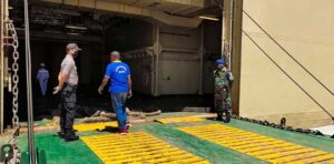 Polisi Kawal Ketat Pembongkaran Kontainer KM Ciremai di Pelabuhan Biak