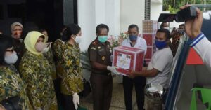Kejati Papua Bantu Sembako ke Sopir Angkutan Umum Terdampak Corona