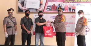 Kapolda Terima Bansos dari Astra Honda Motor Papua
