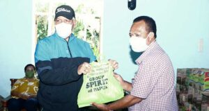Serahkan Bantuan, Kapolda Papua Sosialisasi Pembatasan Waktu Aktivitas