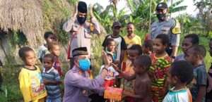 Rayakan Idul Fitri 1441 H, Polres Mamteng Berbagi Kasih ke Sesama