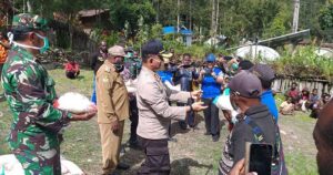 Kapolres-Wabup Puncak Salurkan 20 Ton Beras ke Warga Terdampak Corona