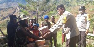 Kapolsek Karubaga dan Jajaran Berbagi Sembako di Distrik Wenam