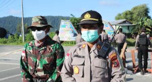 Kapolsek Pantau Aktivitas Masyarakat di Posko Hall Muara Tami