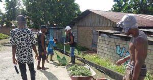 Taat Instruksi Pemerintah, Warga Kota Baru Bersihkan Lingkungan