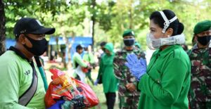 Ketum Persit KCK Beri Petugas TPU Pondok Rangon Bantuan Sembako