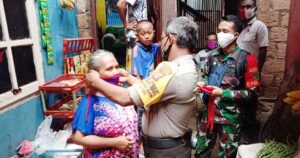 Bersinergi, TNI-Polri dan Lurah Numbay Bagikan Masker ke Warga