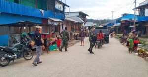 Patroli Gabungan TNI-Polri di Deiyai Imbau Warga Taat Aturan