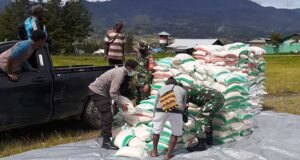 Bansos Resmi Disalurkan ke 8 Distrik di Puncak