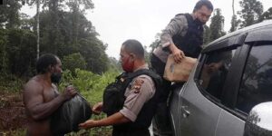 Kapolres Nduga Berikan Bantuan ke Warga Terdampak Covid-19