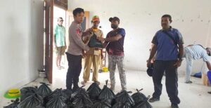 Bhabinkamtibmas Polres Sarmi Pantau Penyaluran Bansos