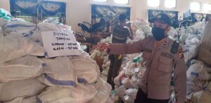 Polsek Sugapa Lakukan Pengecekan Bansos Covid -19 Sebelum Distribusi