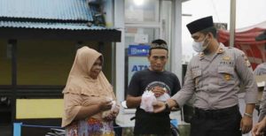 Polisi Tanimbar Bagi-bagi Takjil di Saumlaki