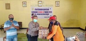 Polisi Awasi Distribusi Bantuan Sembako Bagi Warga Distrik Heram