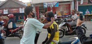 Polisi dan Alumni SMAN 1 Sarmi Bagi-bagi Masker dan Takjil