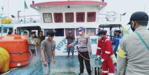 Sat Polair Polres Merauke Semprot Disinfektan di Kapal Cegah Corona