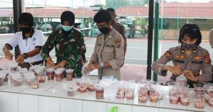 TNI-Polri Siapkan 500 Bungkus Takjil Bagi Warga Terdampak Covid-19