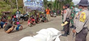 TNI-Polri Kawal Pendistribusian Bansos Beras ke Bokondini