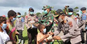 Sinergitas TNI-Polri Sediakan Makanan Bagi Warga Mappi