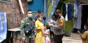 Bagi Masker, TNI-Polri Terus Imbau Warga Taati Aturan