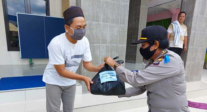 Tim Operasi Bina Kusuma Polda Papua Salurkan Bantuan ke Warga