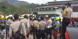 Bagi Sembako, Wakapolres Tolikara Ajak Komunitas Ojek Perangi Corona