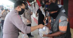 Dapur Lapangan Polda Papua Salurkan 300 Bungkus Makanan bagi Warga