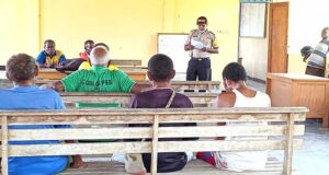 Polisi Awasi Pembagian BLT DD Kampung Bagaiserwar 2 Tahap I