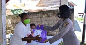 Polda-Bhayangkari Daerah Papua Bagikan 200 Paket Tali Asih