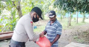Bhabinkamtibmas Kampung Bagaiserwar 1 Bagikan Beras Polri