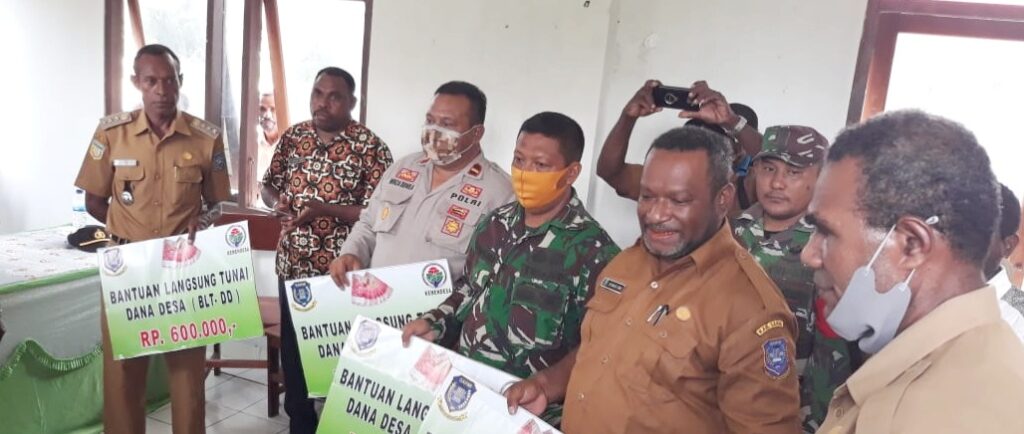 Kapolsek Pantai Barat Hadiri Penyerahan BLT ke Warga