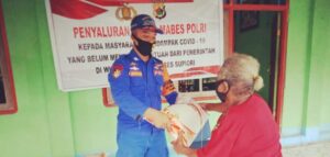 Polres Supiori Salurkan Beras Bantuan Mabes Polri di 4 Kampung