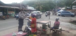 Bhayangkari Jayapura Kota Bagikan 200 Makanan Siap Saji
