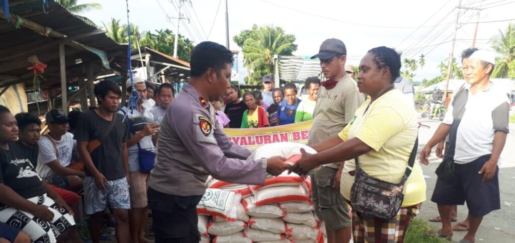 Polres Nabire Salurkan Beras Bantuan Polri Jelang HUT ke 74
