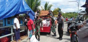 Polres Asmat Dibantu Personel TNI Salurkan Bantuan Beras Kapolri