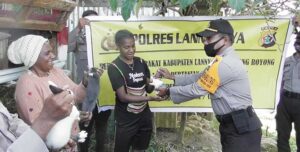 Petani di Lanny Jaya Terima Bantuan Bibit Sayur dan Ternak