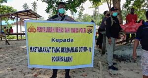 Kapolres Sarmi Serahkan Beras Bantuan Polri ke Warga Pulau Liki