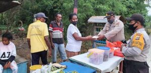 Polresta Bagikan Makanan Siap Saji ke Pedagang Dipinggiran Jalan