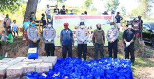 Ratusan Paket Sembako Kembali Dibagikan ke Masyarakat dan Mahasiswa