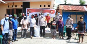 Polisi Salurkan Beras Bantuan Mabes Polri di Kota Jayapura