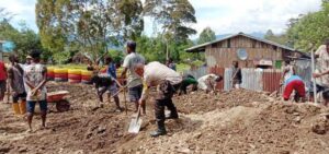 Sambut HUT ke -74, Polsek Bokondini Kerja Bakti Bersama Masyarakat