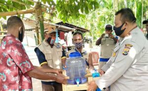 Polsek Pantai Barat Bantu Alkes bagi Masyarakat Martewar
