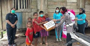 Polwan BVD Berbagi Kasih dengan Sesama