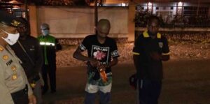 Polisi Amankan 2 Pria Bawa Miras Saat Pembatasan Aktivitas