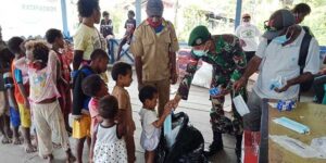 TNI Bantu Salurkan BLT dan Masker Gratis di Kiliarma