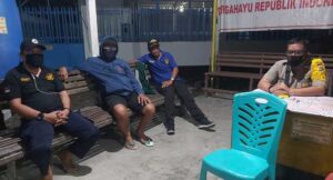 Sambangi Pos Kamling, Bhabinkamtibmas Mimika Ingatkan Protokol Kesehatan