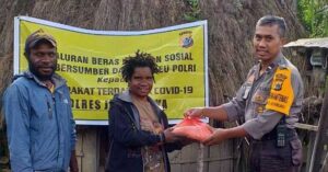 Masyarakat Kampung Obya Terima Beras Bantuan Mabes Polri