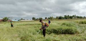 Jelang HUT RI, 3 Pilar Kampung Tangguh Bersihkan Kp. Waningapsay